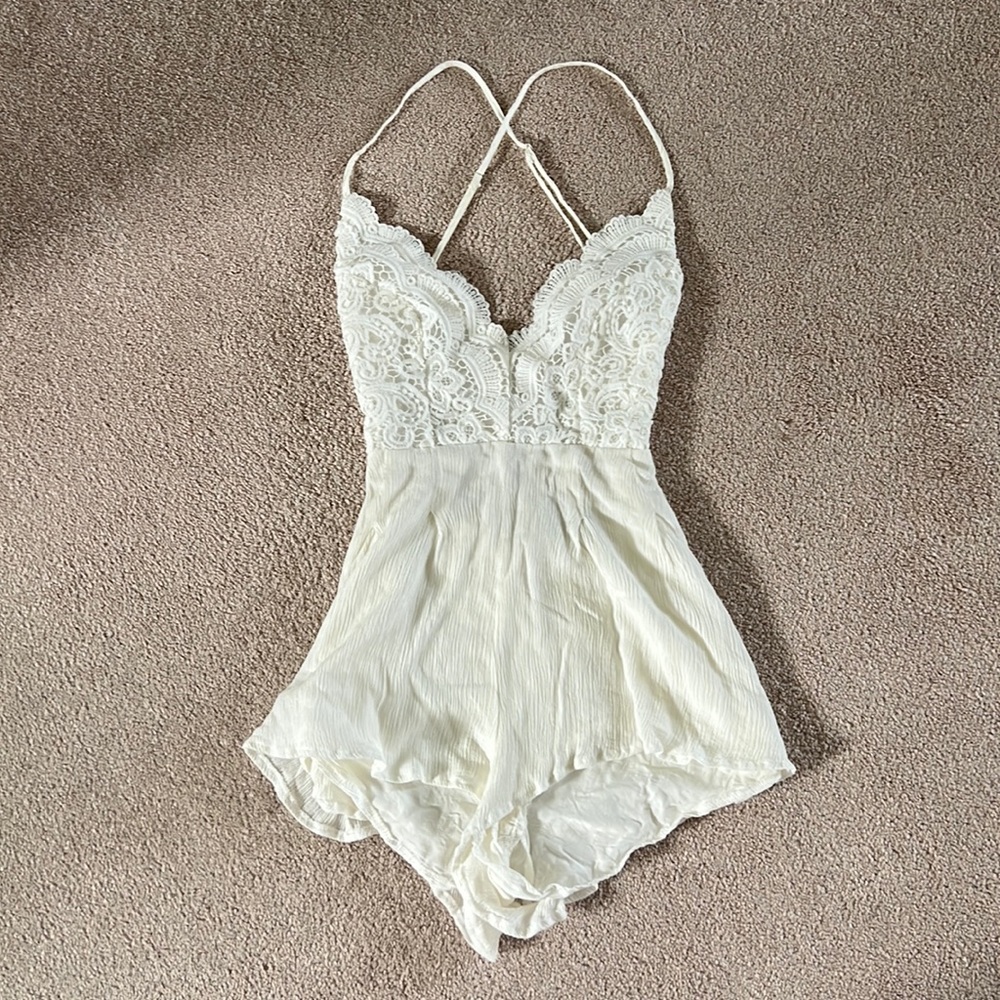 Lulu’s white/off white x-small open back romper